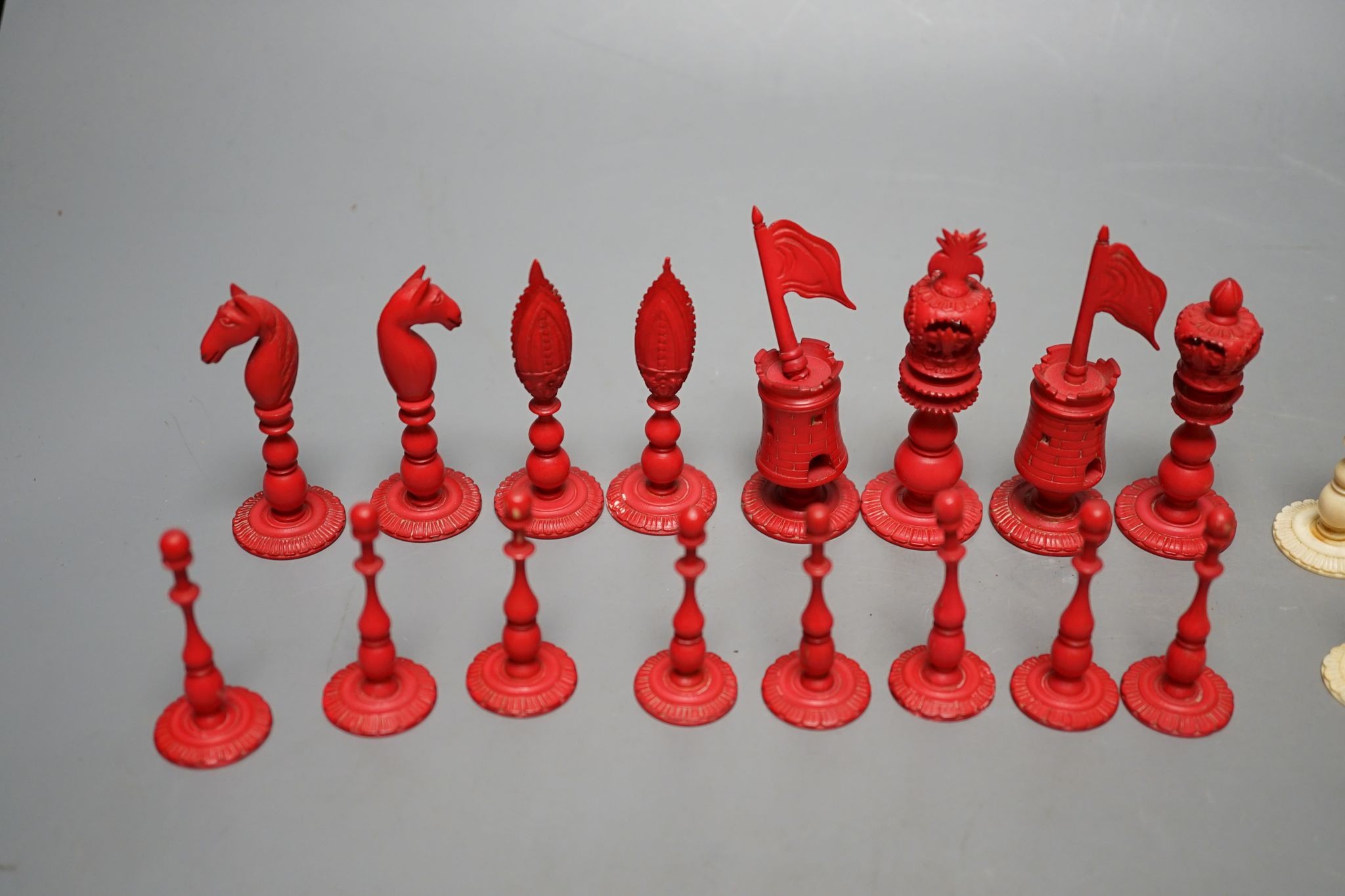 A North European stained ivory chess set, Kings 8cm